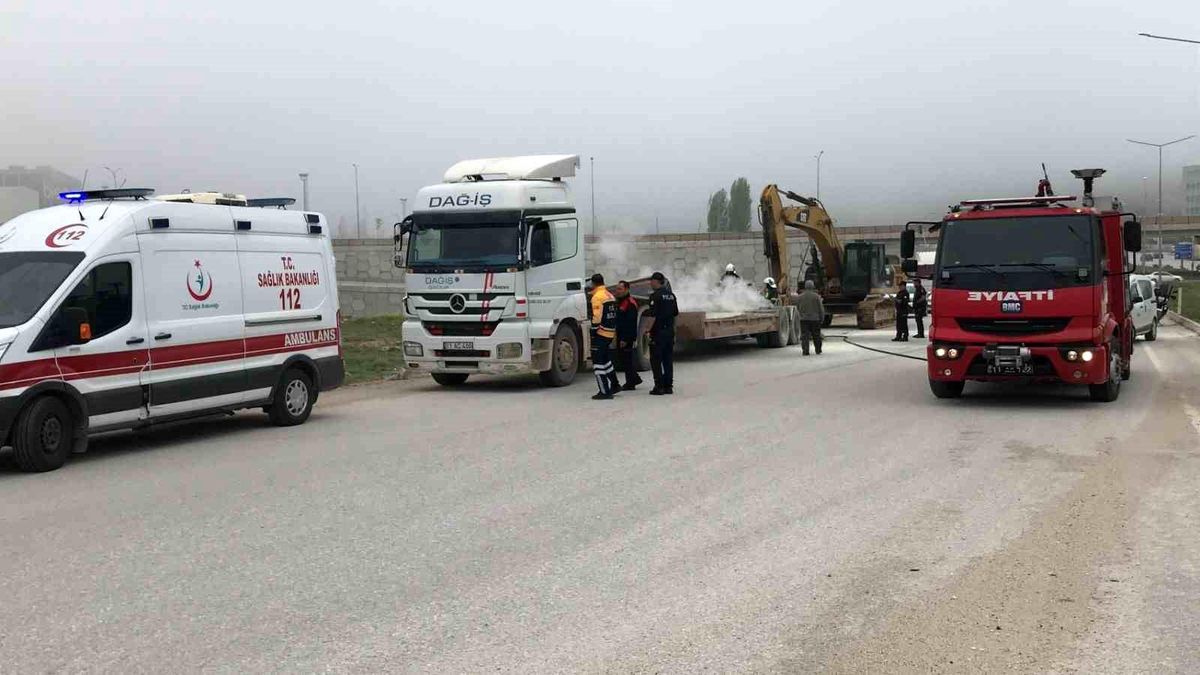 Bilecik\'te İş Makinesi Taşıyan Tırın Dorsesinde Yangın Çıktı