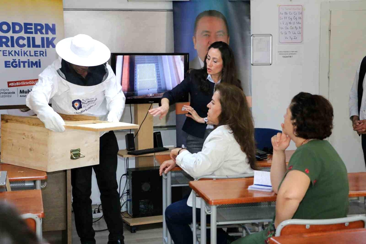 Antalya Büyükşehir Belediyesi Arıcılık Eğitimi Düzenledi