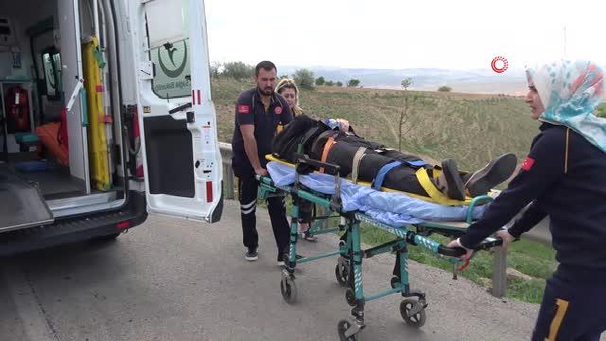 Cenazeye giden ailenin bulunduğu otomobil ile tır çarpıştı: 3 yaralı