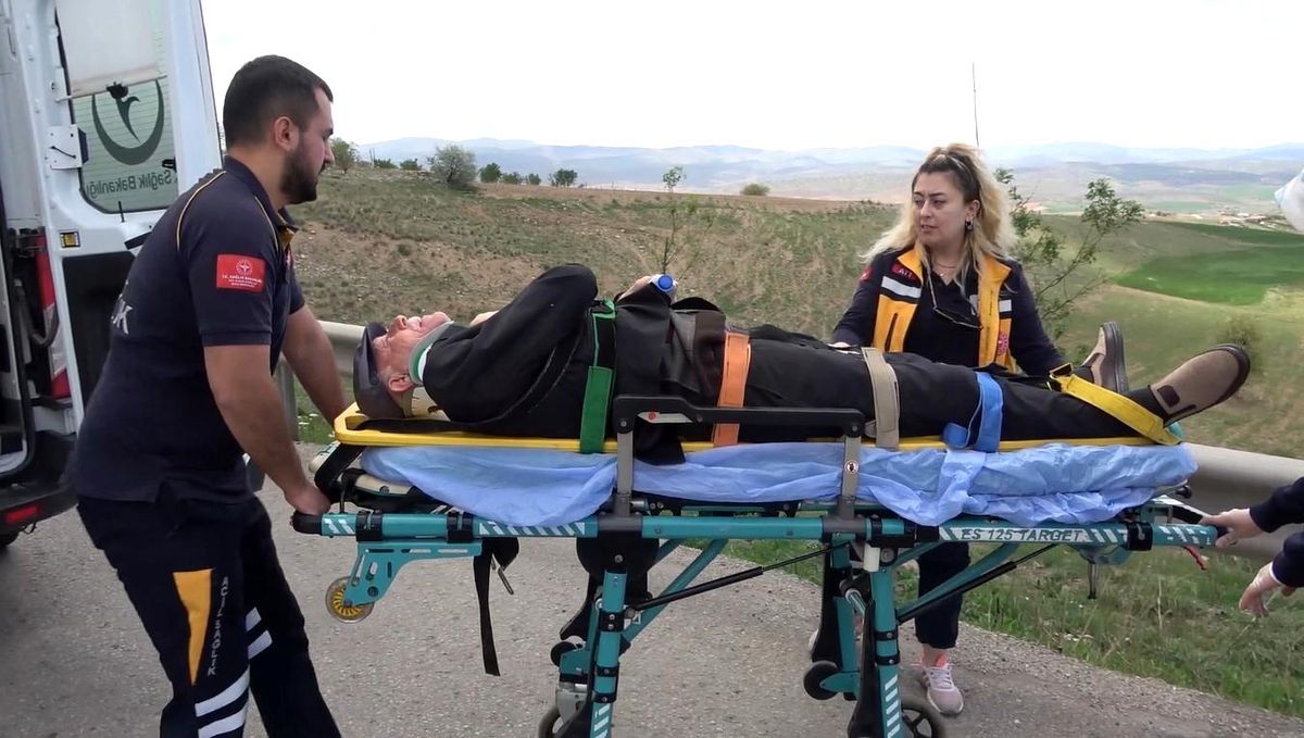 Kırıkkale\'de Akrabasının Cenazesine Giden Ailenin Otomobili Tır ile Çarpıştı: 3 Yaralı
