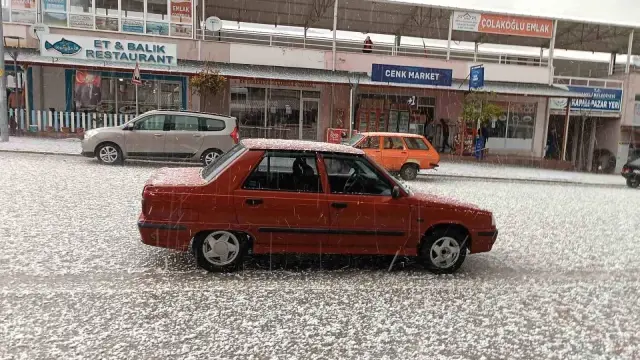 Ceviz büyüklüğündeki dolu milyonluk hasara neden oldu