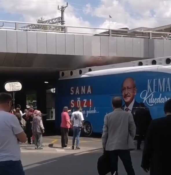 CHP seçim otobüsü köprüye sıkıştı