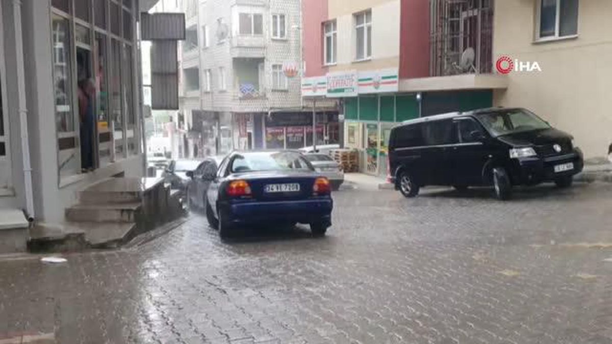 Çorum'da bilye büyüklüğünde dolu yağdı her yer bembeyaz oldu