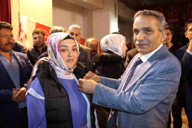 Denizli'de CHP ve İYİ Parti'den istifa eden 324 kişi MHP'ye katıldı