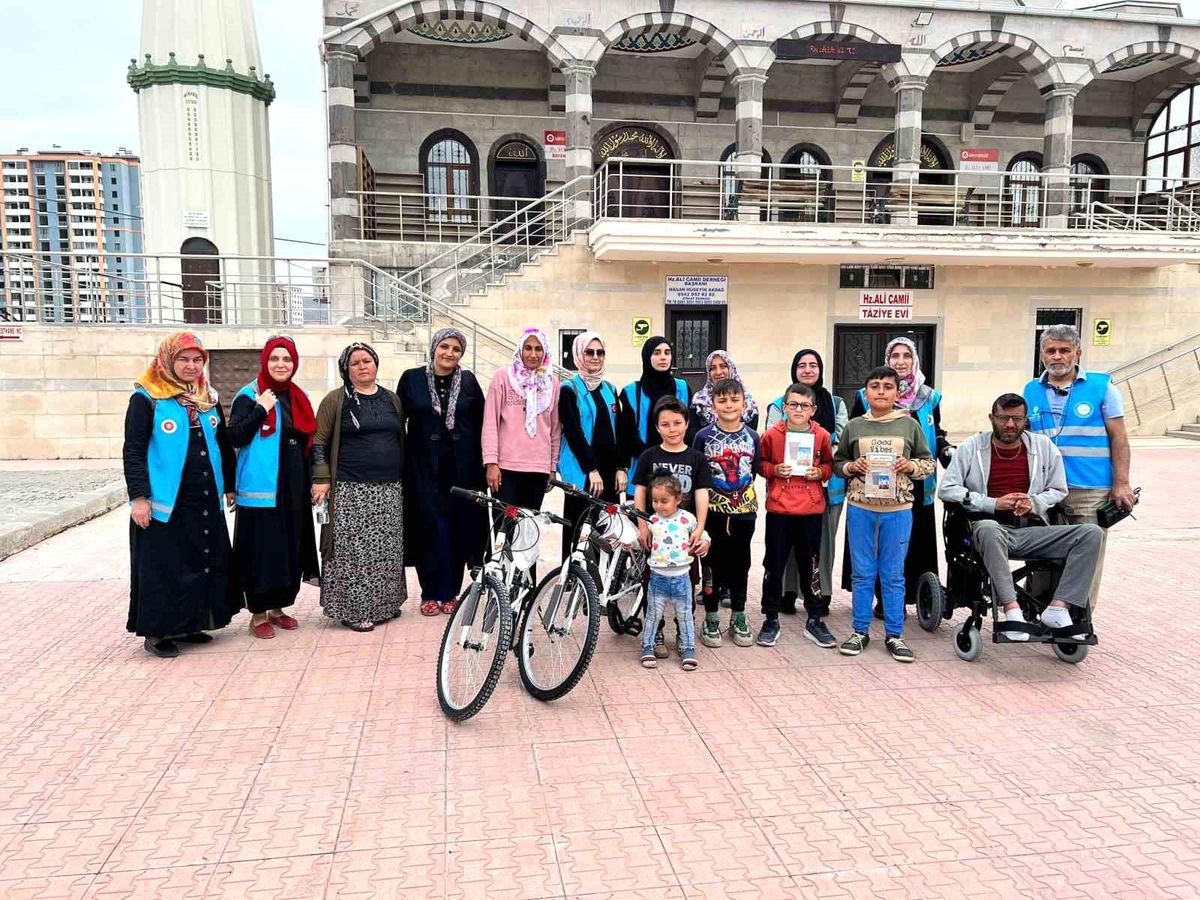 Düzce Müftülüğü, deprem bölgesinde ihtiyaç sahibi vatandaşlara yardım dağıttı