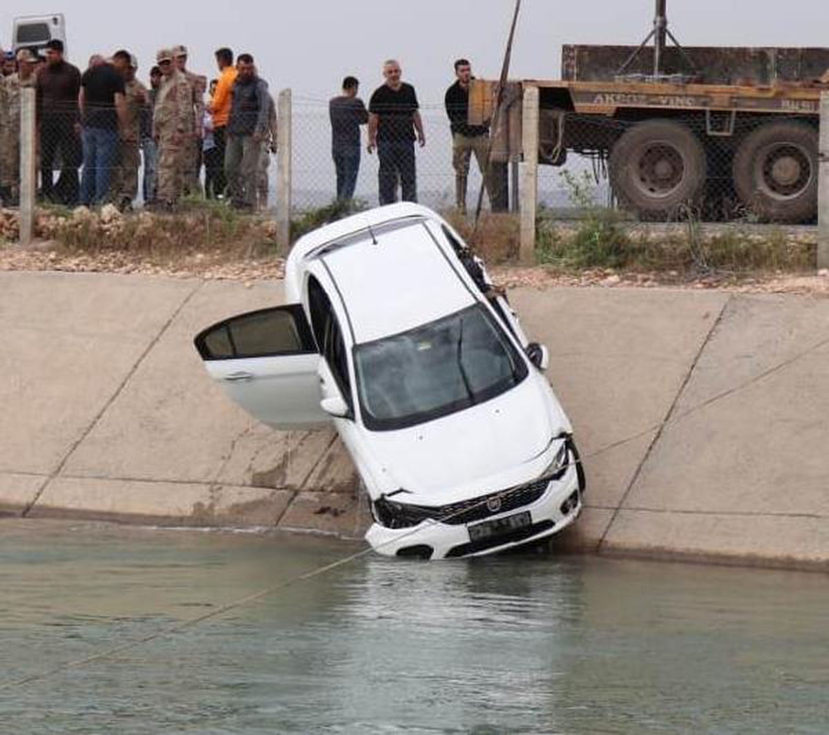Şanlıurfa\'da düğüne gidenlerin bulunduğu araç su kanalına uçtu: 2 ölü, 1 yaralı