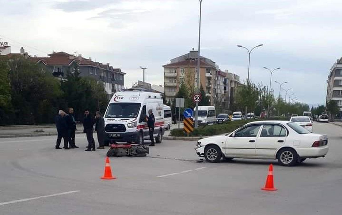 Eskişehir\'de Motosikletli Kurye ile Otomobil Çarpıştı: 1 Yaralı