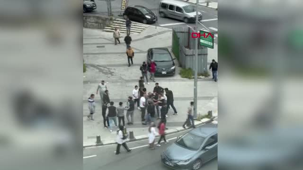 Gaziosmanpaşa\'da İş Yerinde Çıkan Kavgada Taraflar Birbirine Taş ve Sopalarla Saldırdı