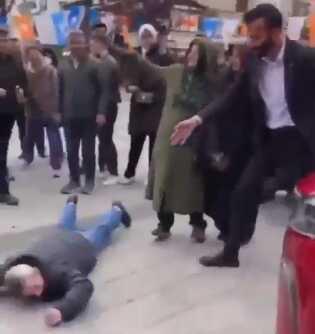 İlk defa TOGG gören vatandaş kendini aracın önüne attı: Çiğne beni çiğne İlk defa TOGG gören vatandaş kendini aracın önüne attı: Çiğne beni çiğne