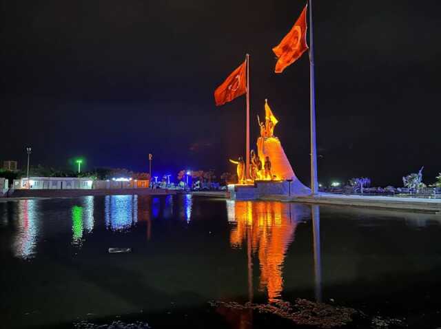 İskenderun'da lodos hayatı olumsuz etkiledi