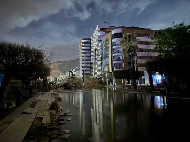 İskenderun'da lodos hayatı olumsuz etkiledi