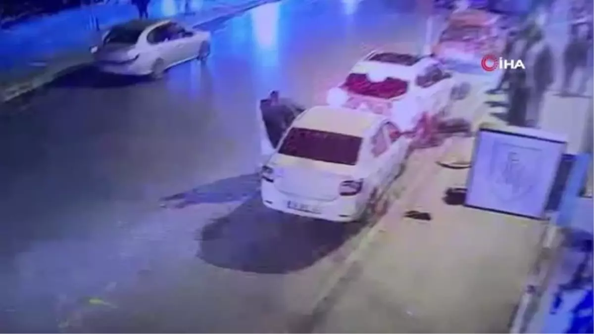 İstanbul\'un göbeğinde dehşet anları kamerada: Aracını üzerlerine sürüp adamı öldürdü