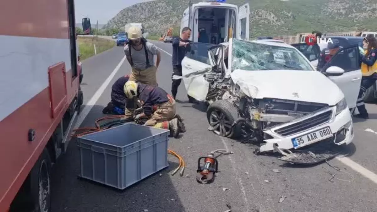 İzmir'de İki Otomobil Kafa Kafaya Çarpıştı: 6 Yaralı