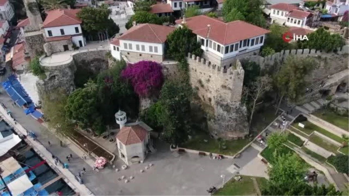 Antalya\'da Mustafa Kaptan Heykeli\'nin Güvercin Sembolü İkinci Kez Kayboldu