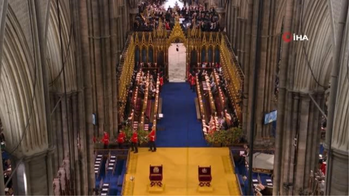 Kral III. Charles törenle Kraliyet tacını giydi