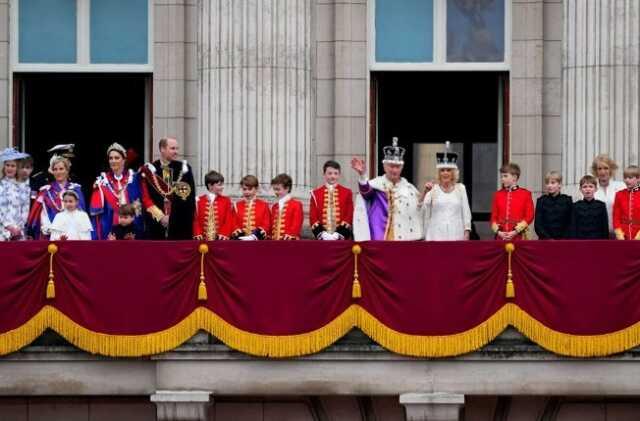 Kraliyet tacını giyen Kral III. Charles ve kraliçeden balkon konuşması! Büyük fotoğrafta dikkat çeken bir eksik vardı