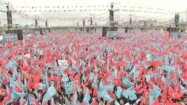 Maltepe'de miting alanı tıka basa doldu! Kalabalığın ağzında tek bir slogan var: Hak Hukuk Adalet Maltepe'de miting alanı tıka basa doldu! Kalabalığın ağzında tek bir slogan var: Hak Hukuk Adalet