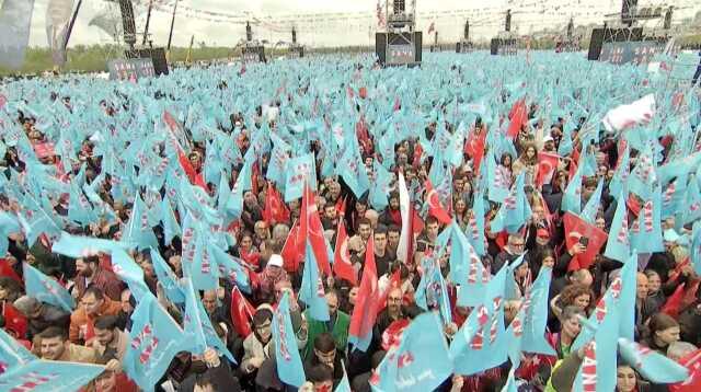 Maltepe'de miting alanı tıka basa doldu! Kalabalığın ağzında tek bir slogan var: Hak Hukuk Adalet Maltepe'de miting alanı tıka basa doldu! Kalabalığın ağzında tek bir slogan var: Hak Hukuk Adalet