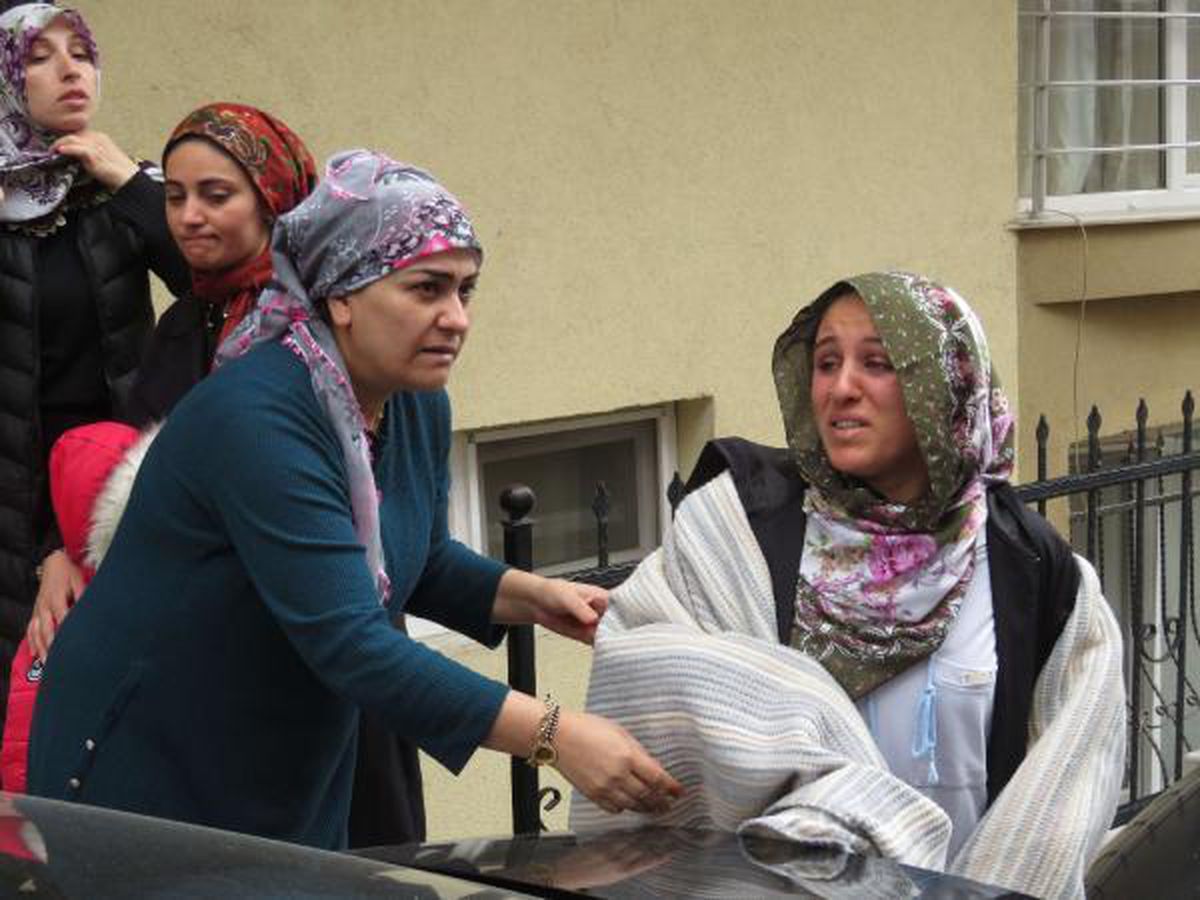 Maltepe\'de Yangın: İtfaiye Ekipleri 2\'si Bebek 8 Kişiyi Kurtardı