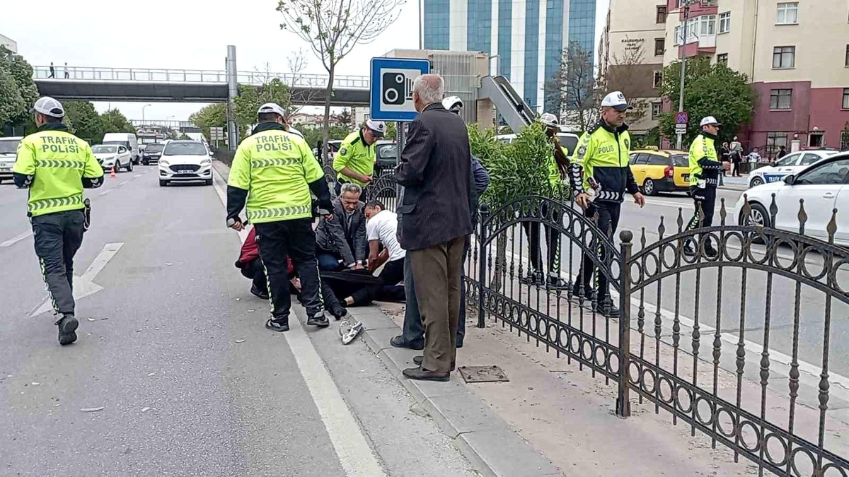 Konya\'da Otomobilin Çarptığı Kadına Yoldan Geçen Doktor İlk Müdahaleyi Yaptı