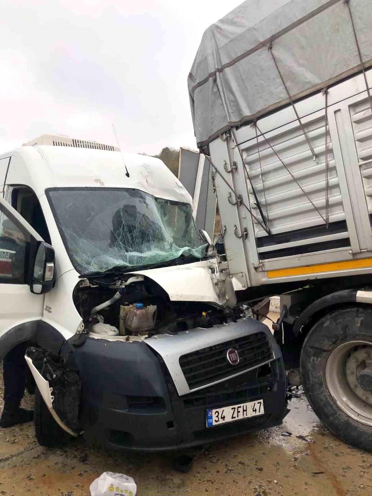Bilecik\'te minibüs tırın dorsesine çarptı: Sürücü yaralandı