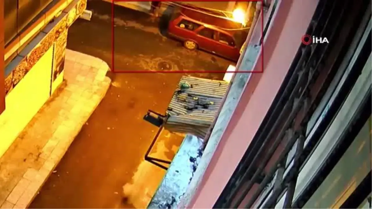 Gaziantepte park halindeki araçtan hırsızlık yapan şahıs kamerada