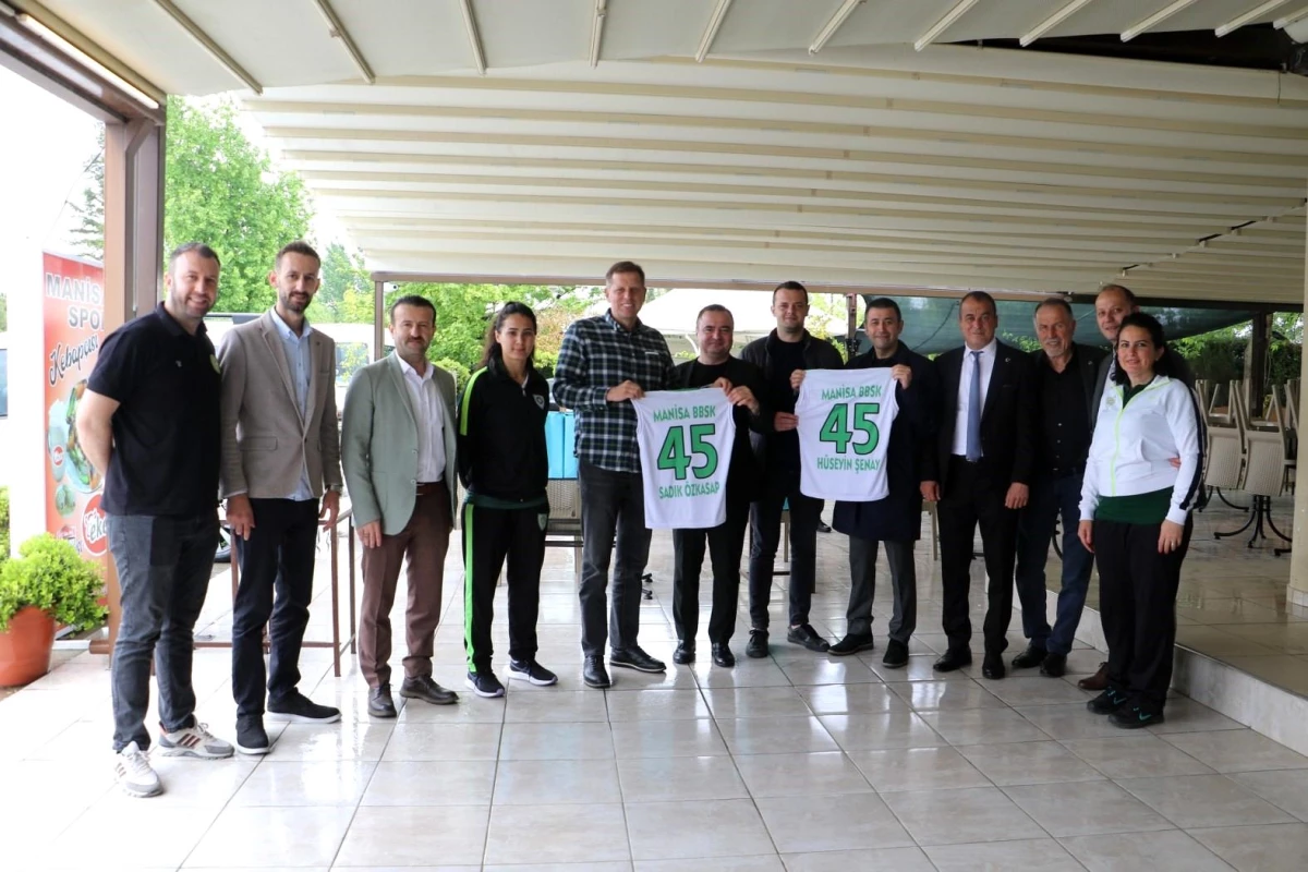 Manisa Büyükşehir Belediyespor Voleybol Takımı Şampiyonluğunu Kutladı