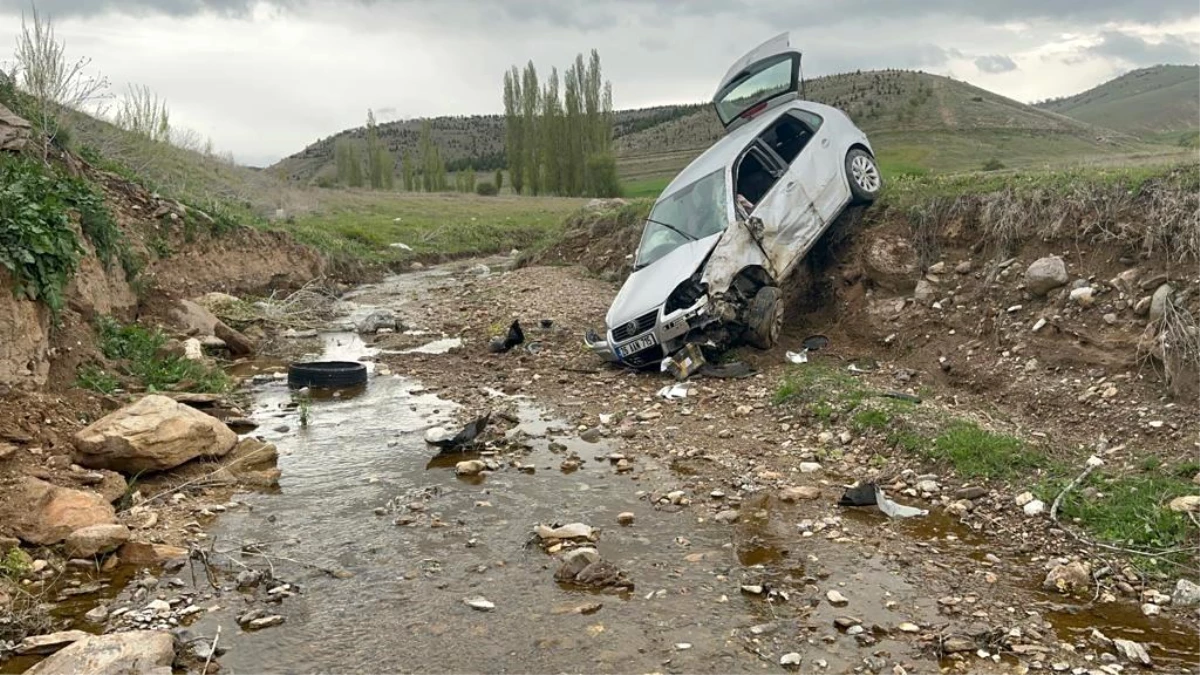 Afyonkarahisar\'da Otomobil Şarampolden Uçtu: Sürücü Hayatını Kaybetti