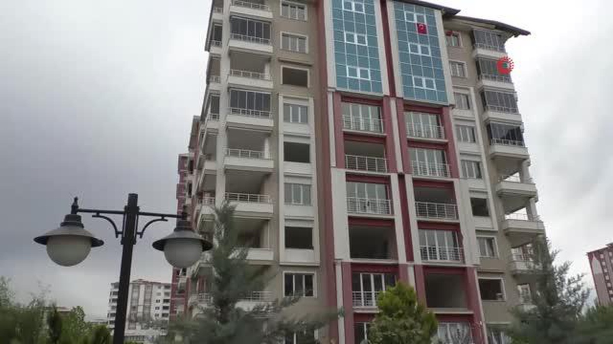 Malatya\'da deprem sonrası evlerinin raporu hafif hasara çevrilen site sakinleri tepkili