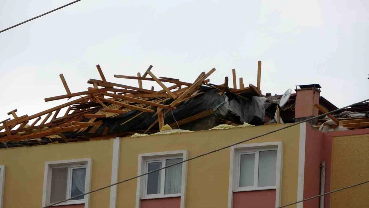 Sivasta Kuvvetli Rüzgar Apartmanın Çatısını Söktü