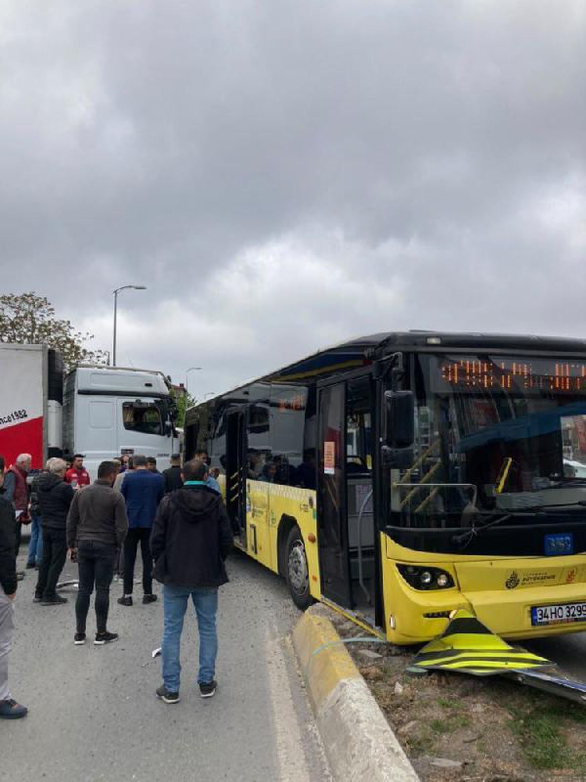 Sultanbeyli\'de Kamyon İETT Otobüsüne Çarptı: 2 Yaralı