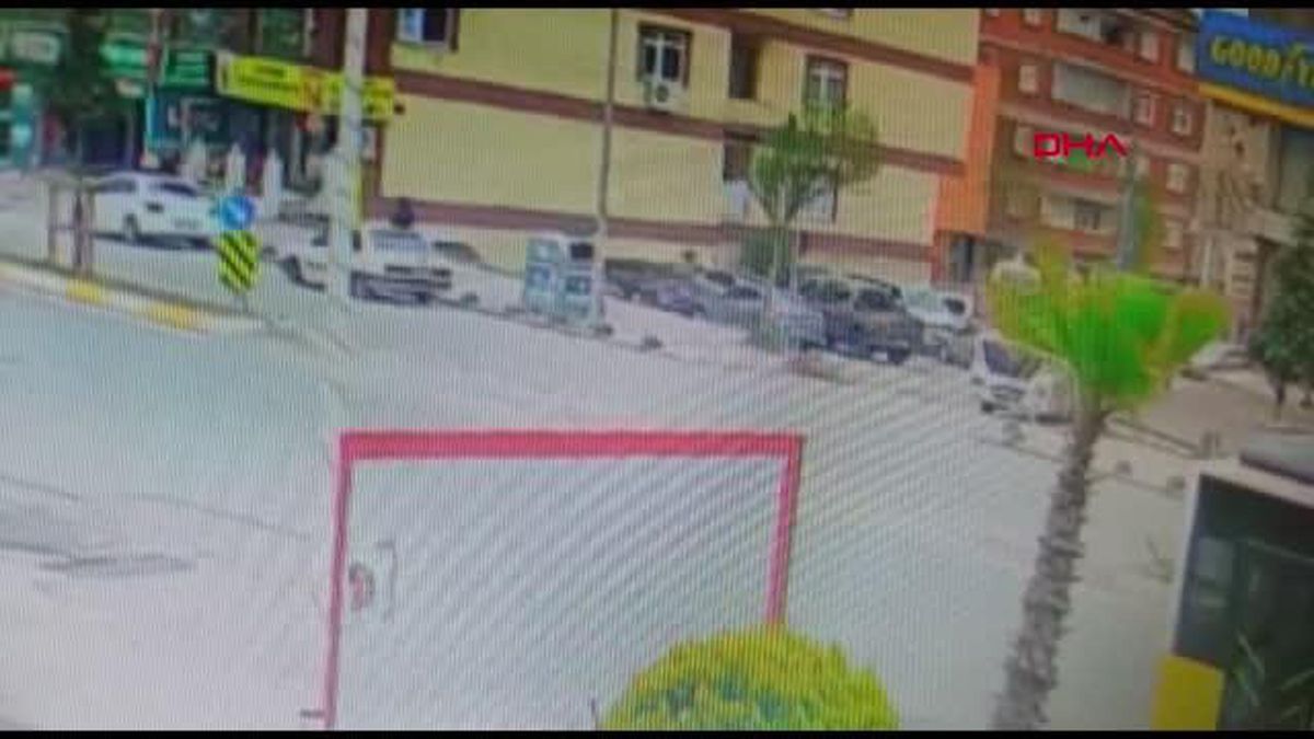 Sultanbeyli\'de Kamyon İETT Otobüsüne Çarptı: 2 Yaralı