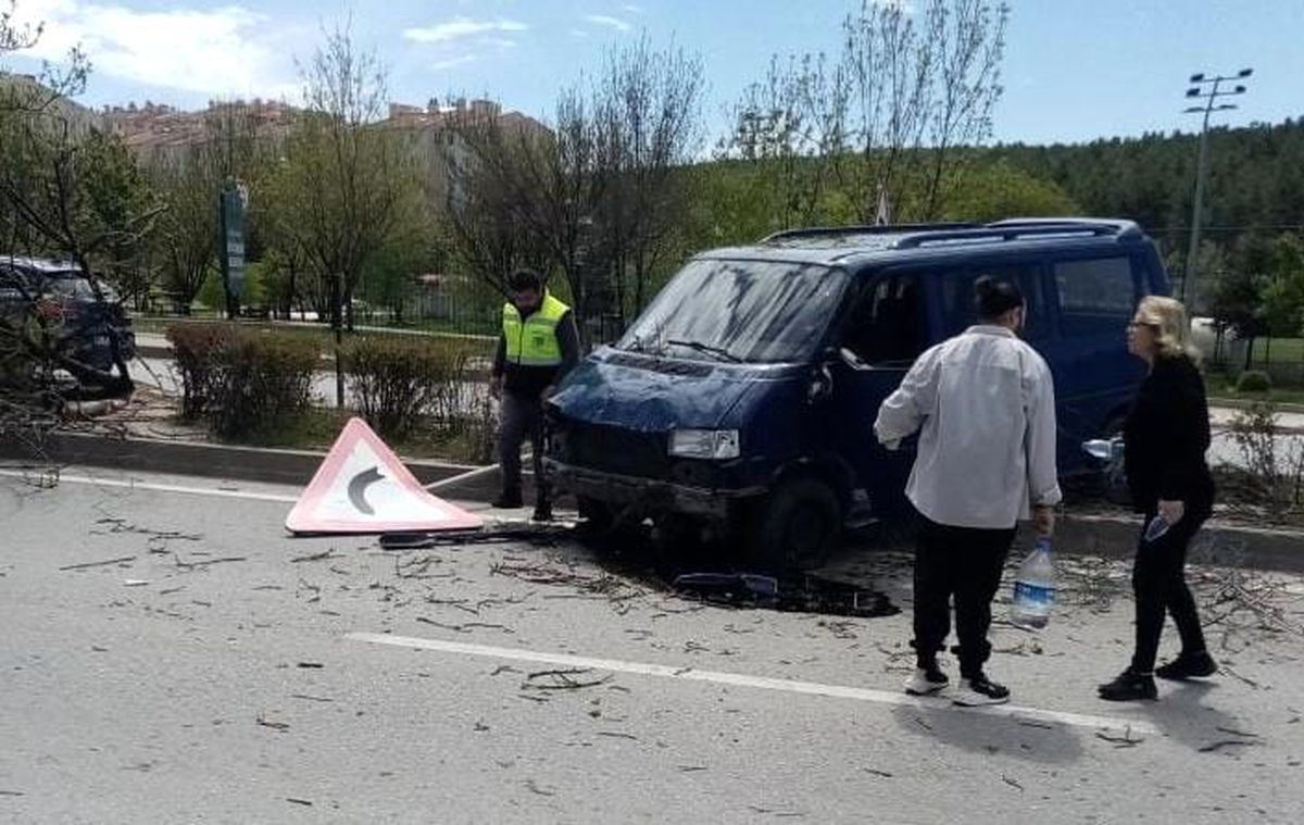 Eskişehir\'de Minibüs Kontrolden Çıkarak Ortalığı Karıştırdı