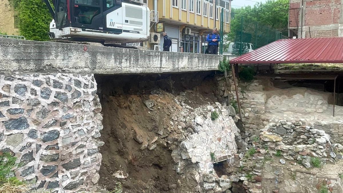 İznik\'te Çini Fırınları Kazı Alanında İstinat Duvarı Çöktü