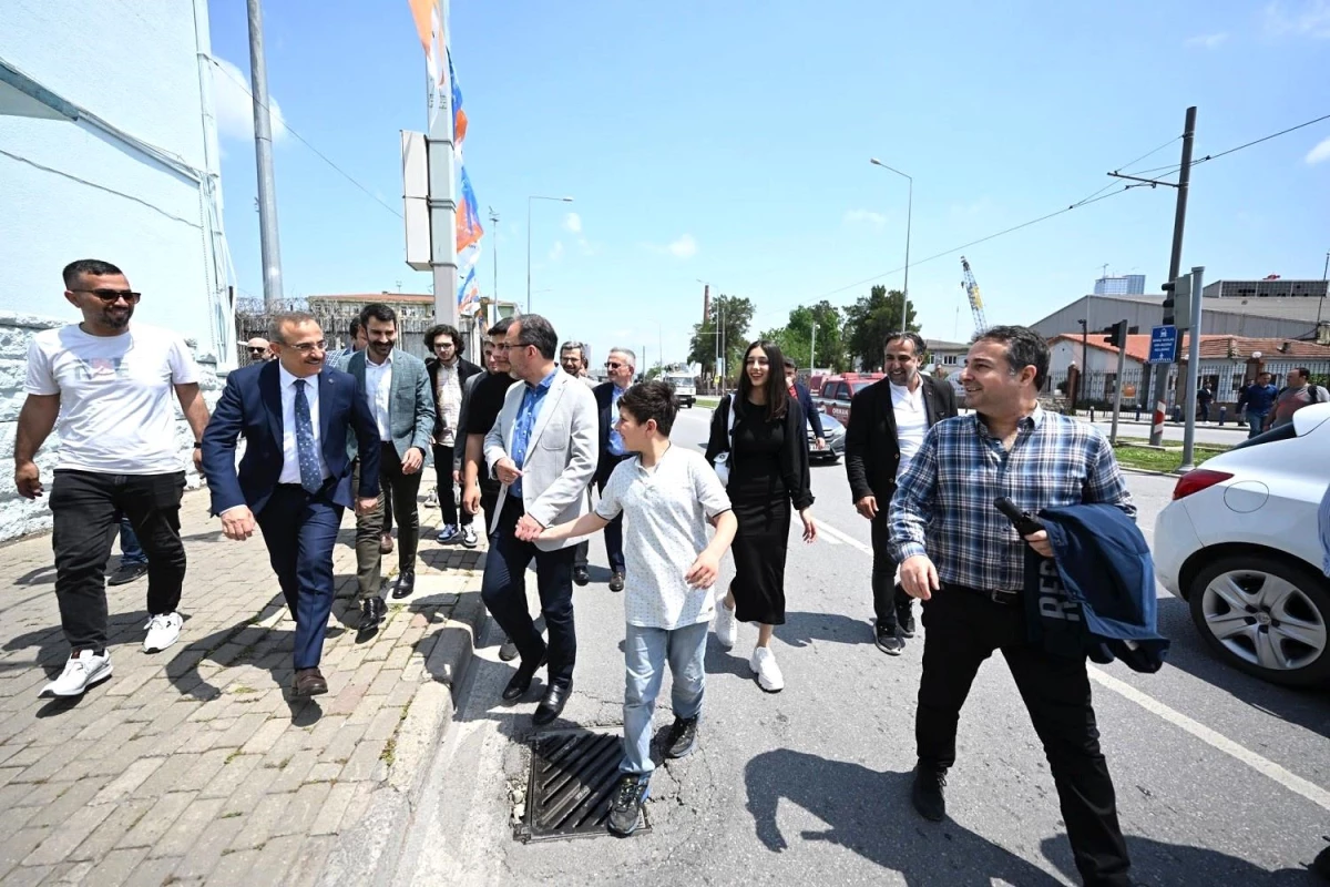 İzmir Limanında TCG Anadolu ve SİHA gemisi yoğun ilgi gördü