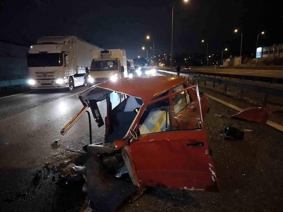 Sultanbeyli\'de trafik kazası: Araç ikiye bölündü, 2 kişi yaralandı