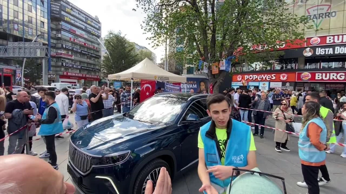 AKP standı yanında TOGG aracı sergileniyor