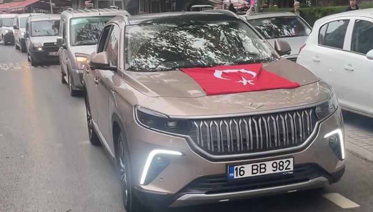 SANAYİ ve Teknoloji Bakanı Mustafa Varank\'ın Togg\'u asker uğurlamasında konvoy başı oldu