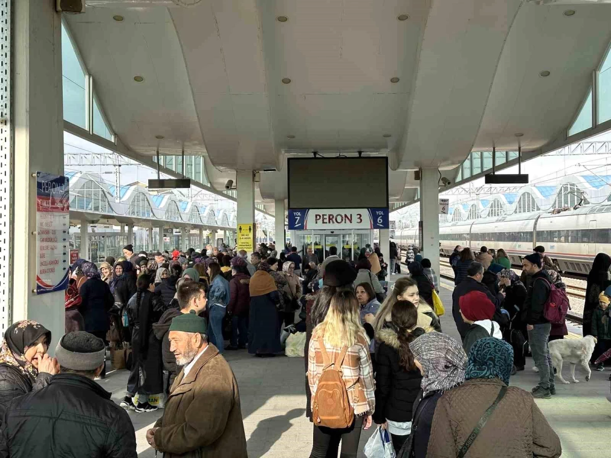 Mihalıççık\'ta Yunus Emre Şenlikleri için Eskişehir tren istasyonunda yoğun kalabalık