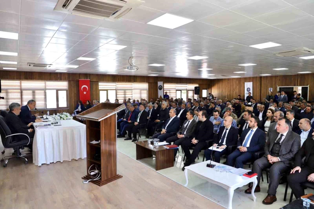 Diyarbakır Valisi Ali İhsan Su, Ergani ilçe muhtarlarıyla toplantı düzenledi
