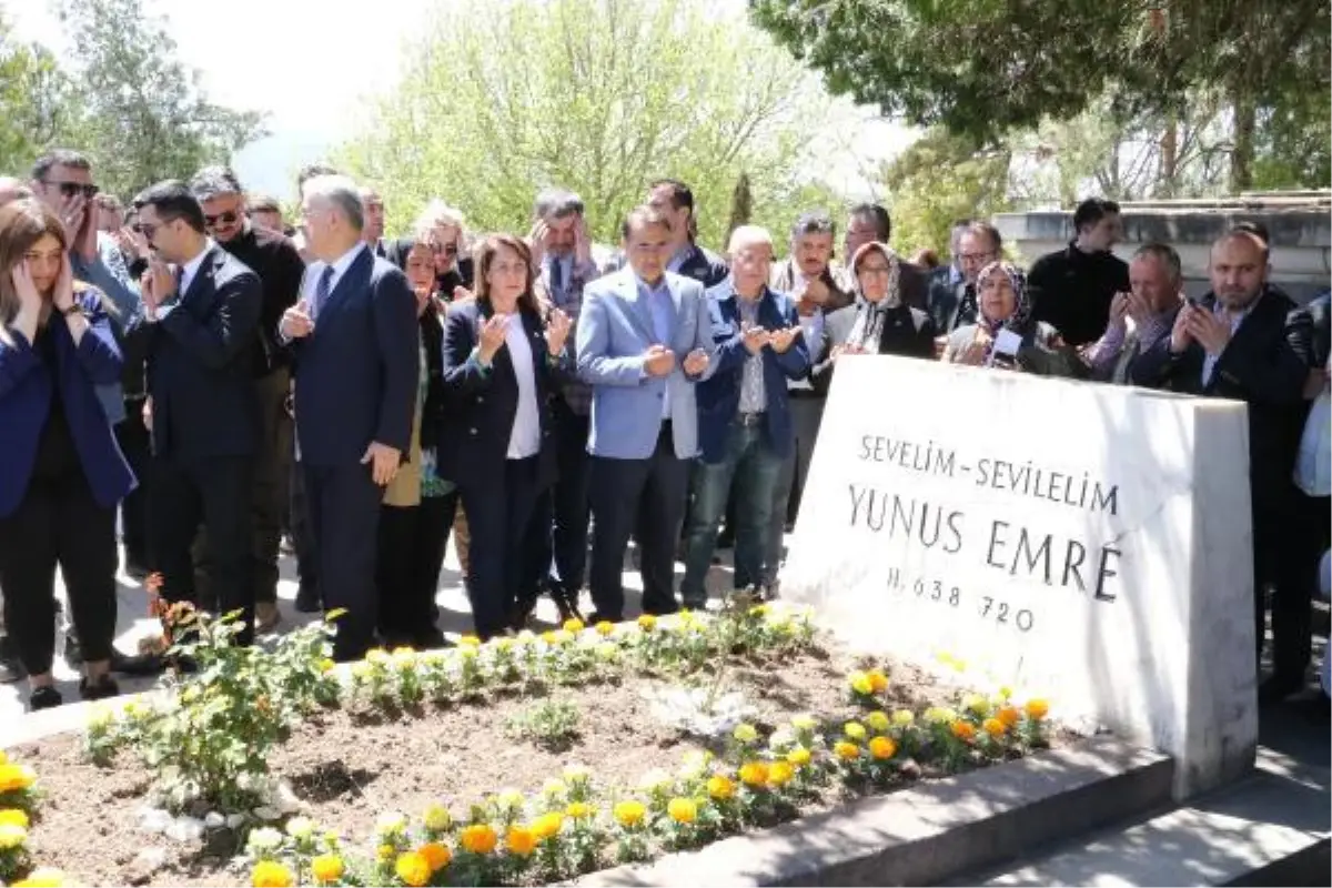 Yunus Emre ölümünün 702. yılında kabri başında anıldı