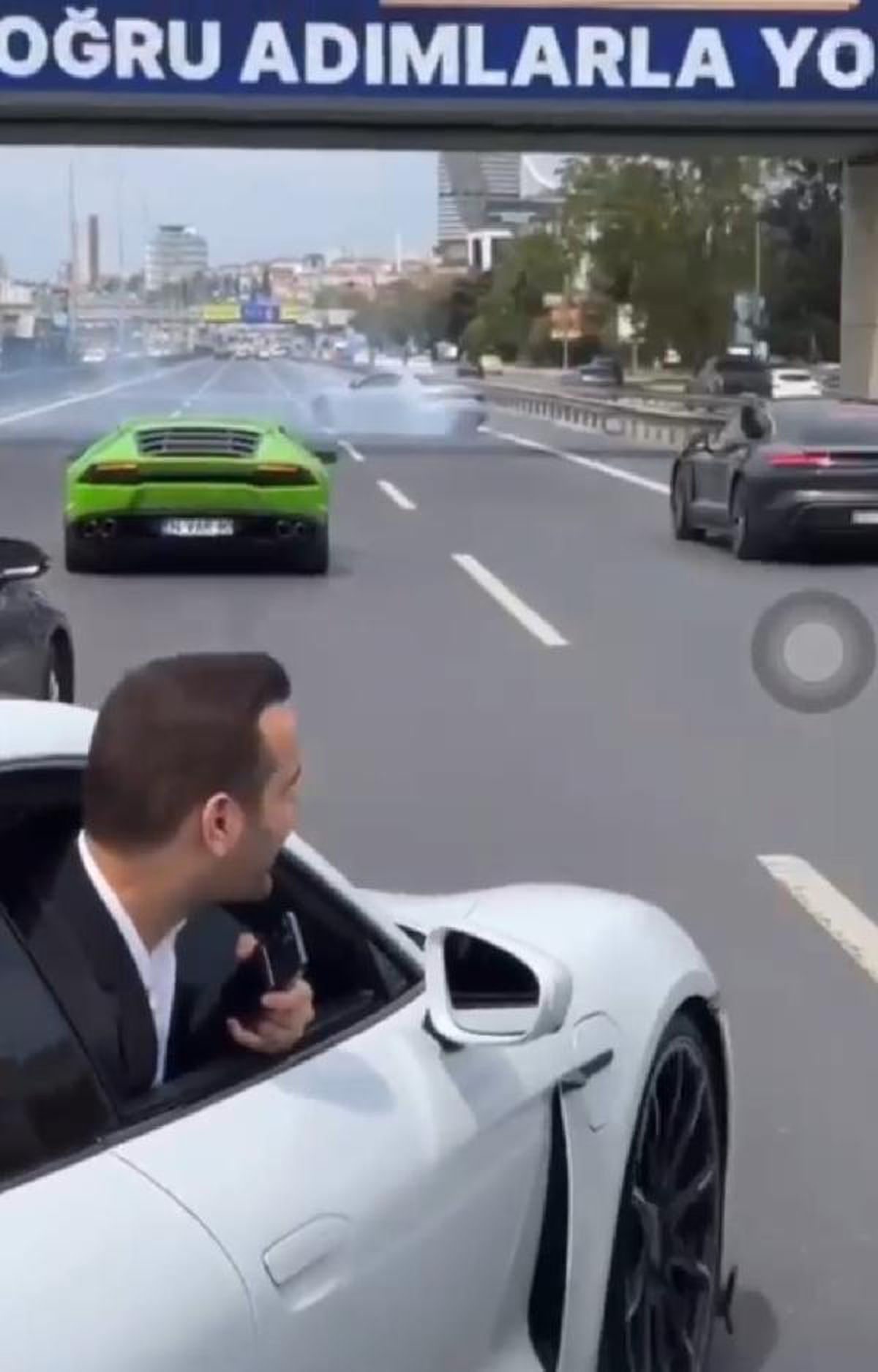 Ataşehir\'de düğün konvoyunda drift yapan sürücü aranıyor