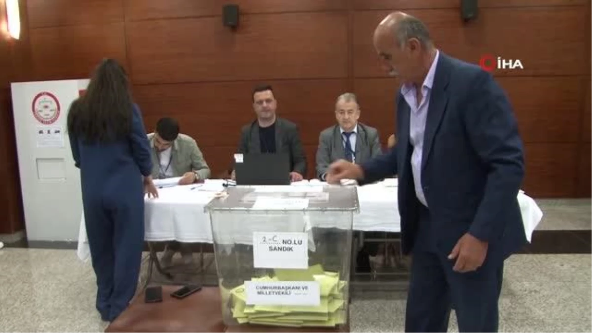 Azerbaycandaki Türk vatandaşları için oy verme işlemi devam ediyor