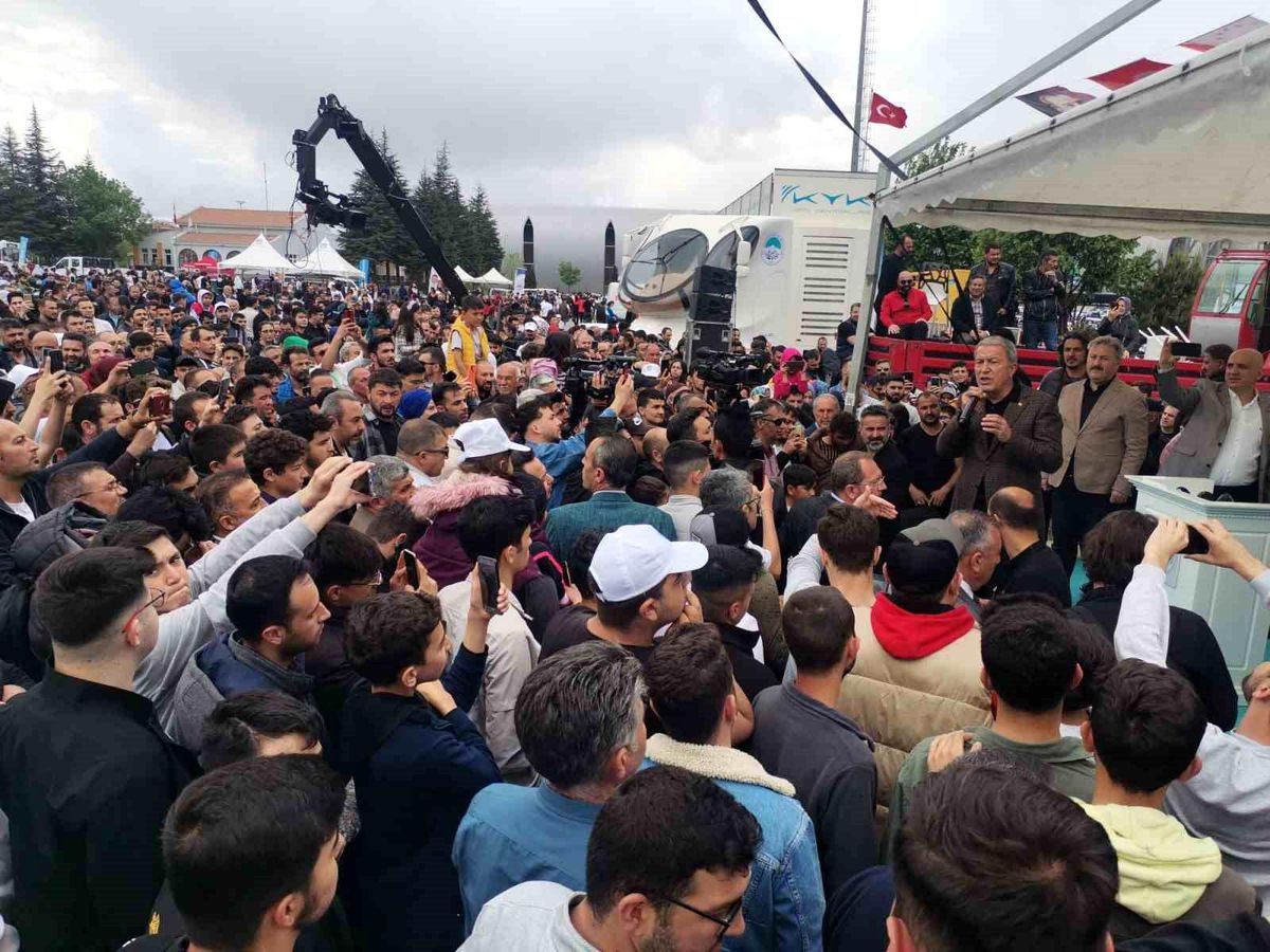 Bakan Akar: "Terör belasından aziz milletimizi kurtaracağız"