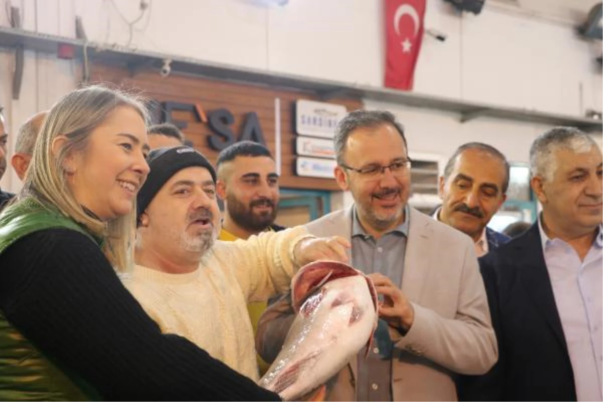 Gençlik ve Spor Bakanı Kasapoğlu, İzmir Buca Balık Hali\'ni ziyaret etti