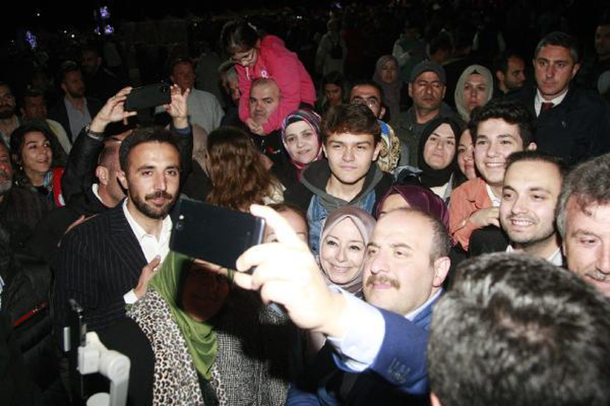Sanayi ve Teknoloji Bakanı Mustafa Varank, gençlerle bir araya geldi