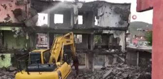 Batman'da boğulmaktan son anda kurtulan çocuğun metruk binanın yıkımına başlandı