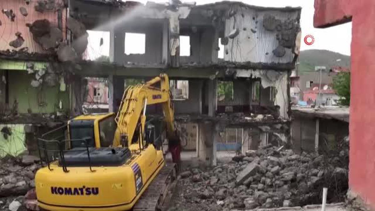 Batman'da boğulmaktan son anda kurtulan çocuğun metruk binanın yıkımına başlandı