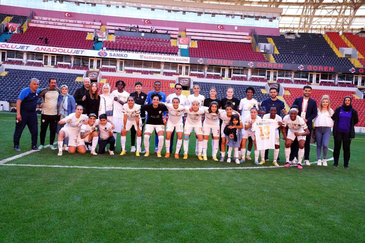ALG Spor Beşiktaş\'ı 3-0 mağlup ederek yarı finale yükseldi
