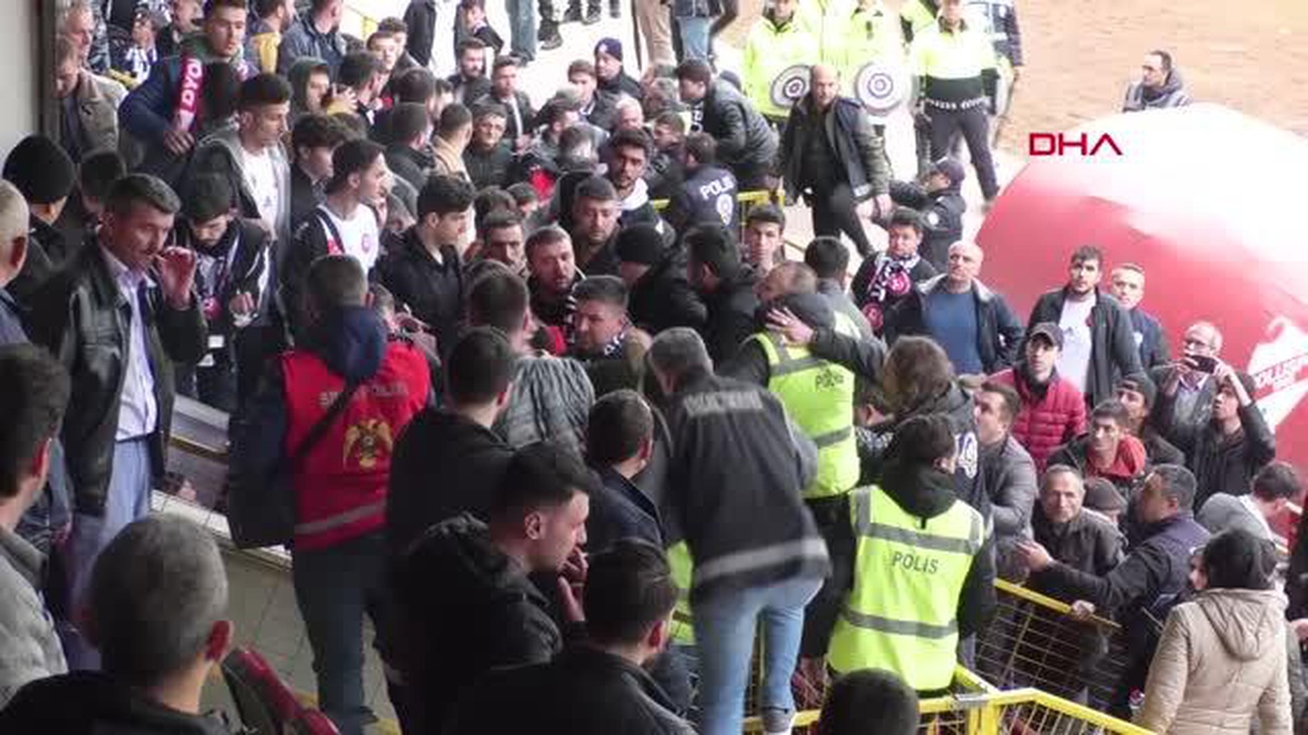 Amatör maç sonrası olay çıkaran taraftarlara polis biber gazıyla müdahale etti